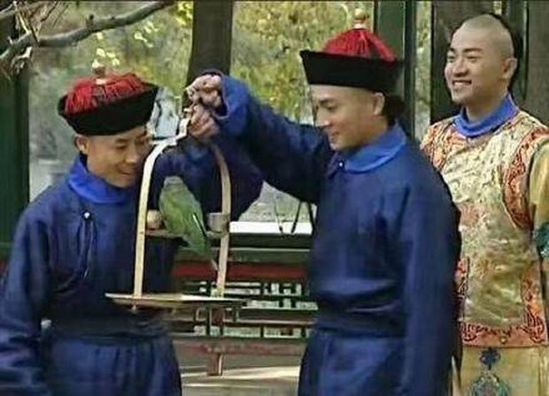 Nhưng chiếc lồng này có vẻ... sai sai, không hiểu làm thế nào nó đảm bảo được con chim quý không bay đi mất?