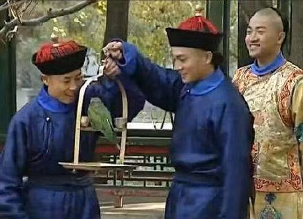 Nhưng chiếc lồng này có vẻ... sai sai, không hiểu làm thế nào nó đảm bảo được con chim quý không bay đi mất?