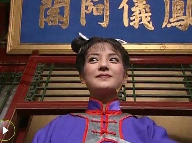 Ngược lại Tiểu Yến Tử đang không đeo hoa tai.