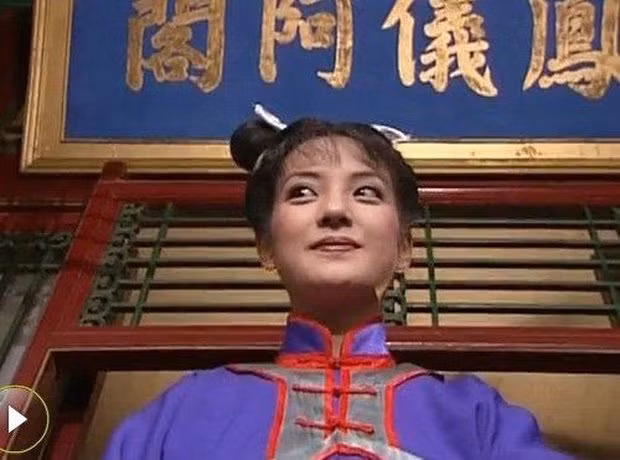 Ngược lại Tiểu Yến Tử đang không đeo hoa tai.