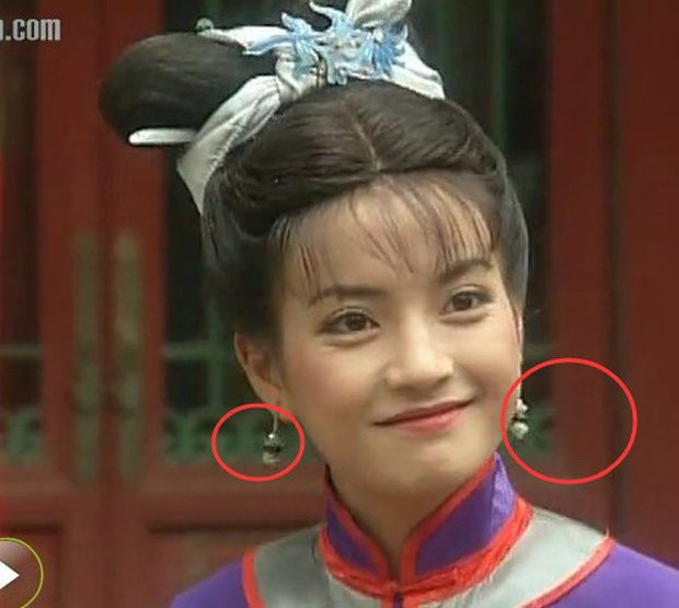 Bỗng dưng hoa tai ở đâu xuất hiện.