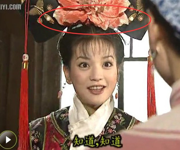 Lúc sau đã đổi thành màu cam đầy vi diệu, kiểu cách trang trí của mũ đội đầu cũng khác hẳn.