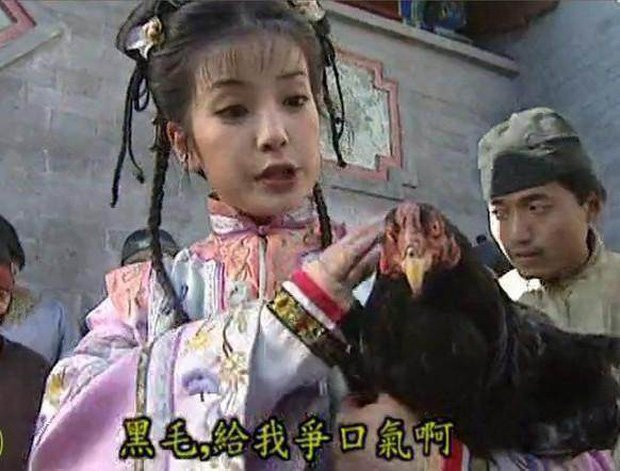 Tiểu Yến Tử ôm con gà màu đen.