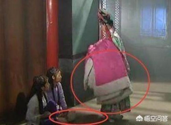 Thế nhưng ở khung hình tiếp theo, một chiếc khăn màu hồng lại bất ngờ xuất hiện trên tay tì nữ, còn chăn của hai cách cách đã biến mất kỳ lạ.