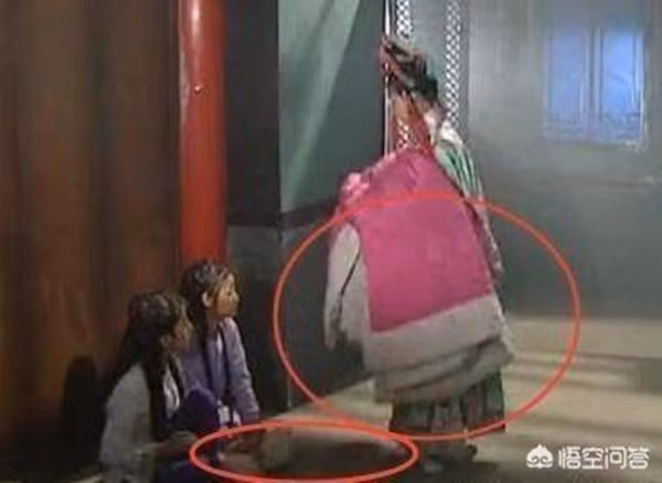 Thế nhưng ở khung hình tiếp theo, một chiếc khăn màu hồng lại bất ngờ xuất hiện trên tay tì nữ, còn chăn của hai cách cách đã biến mất kỳ lạ.