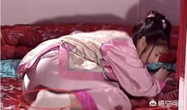 Tử Vy mang tất hiện đại, có lẽ nhập về cùng với nước đóng chai của hoàng thượng chăng?