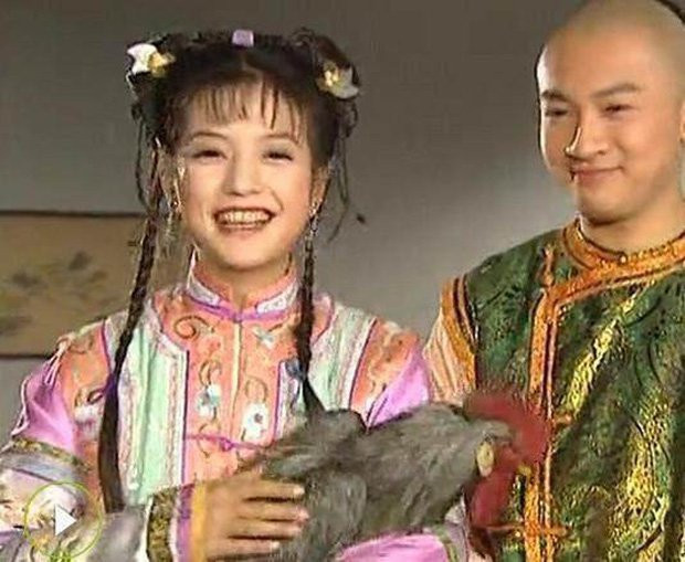 Ngay cảnh sau đã biến thành một con gà màu xám.