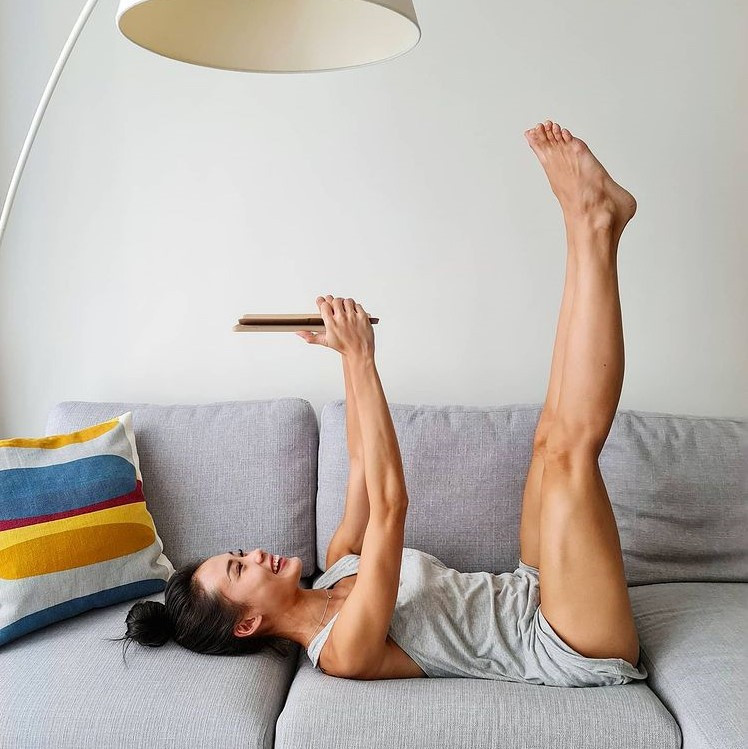 Cô giữ thói quen đi ngủ trước 23h. Những ngày ở nhà tránh dịch, cô chỉ trang điểm một chút vào những lúc phải quay video dạy học. "Trước khi đi ngủ, tôi nghe nhạc và thư giãn, nghĩ về những điều khiến mình hạnh phúc trong ngày. Tôi đã từng sống quá bận rộn và không muốn như vậy nữa vì nó thực sự không tốt".