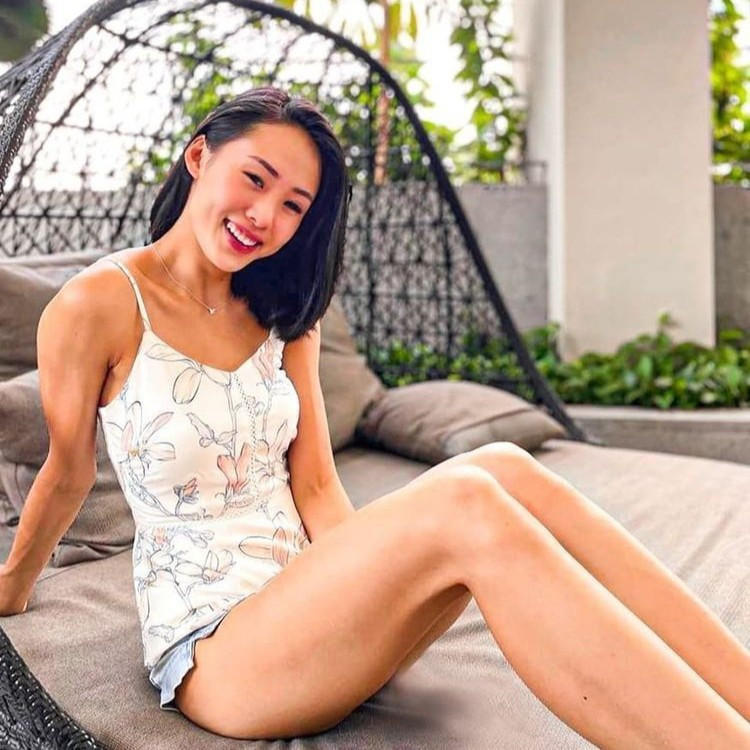 JE từng tham gia Hoa hậu Hoàn vũ Singapore 2018, đó cũng là cuộc thi đầu tiên và duy nhất cô tham gia cho đến hiện tại. "Tôi chỉ muốn thử xem lòng can đảm của mình tới đâu. Tôi không có nền tảng về làm mẫu và bước trên sàn diễn là điều hoàn toàn mới mẻ. Tôi đã học được rằng khi mọi thứ trở nên quá căng thẳng, chỉ cần mỉm cười, rũ bỏ nó, ngẩng cao đầu và vui vẻ, mọi chuyện sẽ ổn", cô chia sẻ trong một bài phỏng vấn.