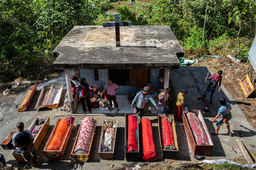 Với người Toraja, bảo quản thi hài càng lâu thì chi phí làm tang lễ càng rẻ. Theo truyền thống, lễ tang của người Toraja kéo dài 12 ngày, yêu cầu gia đình hiến tế hàng chục con trâu và hàng trăm con lợn. Những buổi lễ như vậy có chi phí lên đến hàng trăm nghìn USD.