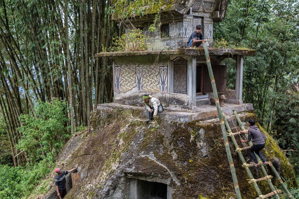 Người Toraja quan niệm rằng cái chết không phải là sự kết thúc hay lời vĩnh biệt. Họ tin rằng người đã khuất luôn bảo vệ gia đình nên cần được tôn thờ.