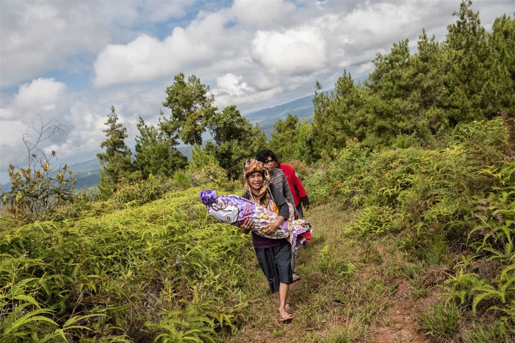 Thông thường, người Toraja sẽ tự bảo quản thi hài người mới qua đời. Bộ thi hài có thể được xếp ngay ngắn trong nhà suốt nhiều tháng, cho đến khi gia đình đó đủ tiền để tổ chức tang lễ chính thức.