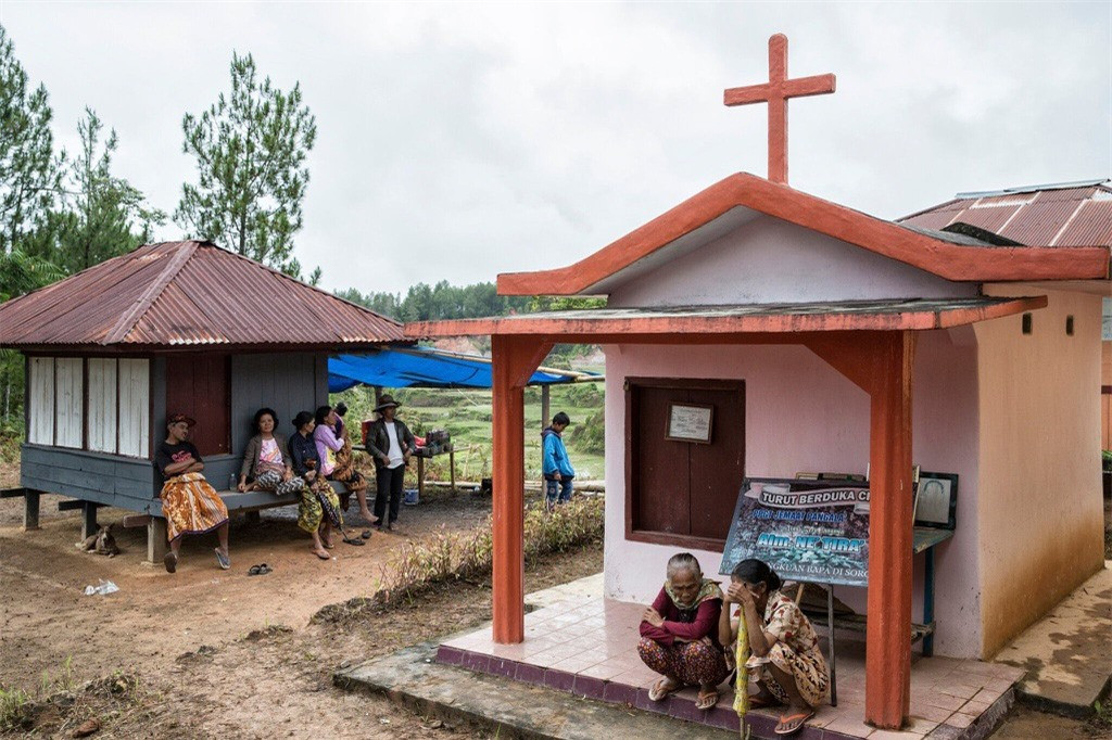 Ngày nay, phần lớn người Toraja theo đạo Thiên chúa. Song các phong tục mai táng lâu đời vẫn tồn tại. Để tưởng nhớ người đã khuất, người Toraja thường tổ chức nghi lễ ma’nene’ vài năm một lần.