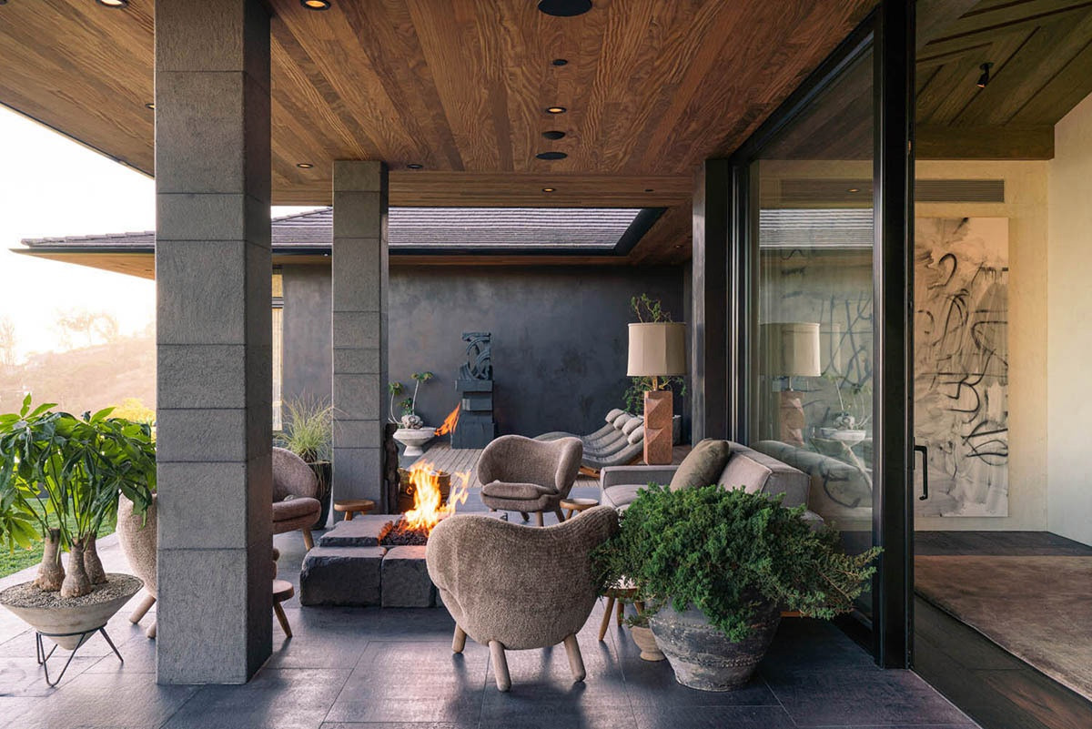 Hiên nhà thoáng đãng với bộ ghế cầu kỳ là địa điểm lý tưởng để gia chủ thưởng ngoạn cảnh sắc thiên nhiên phong phú.