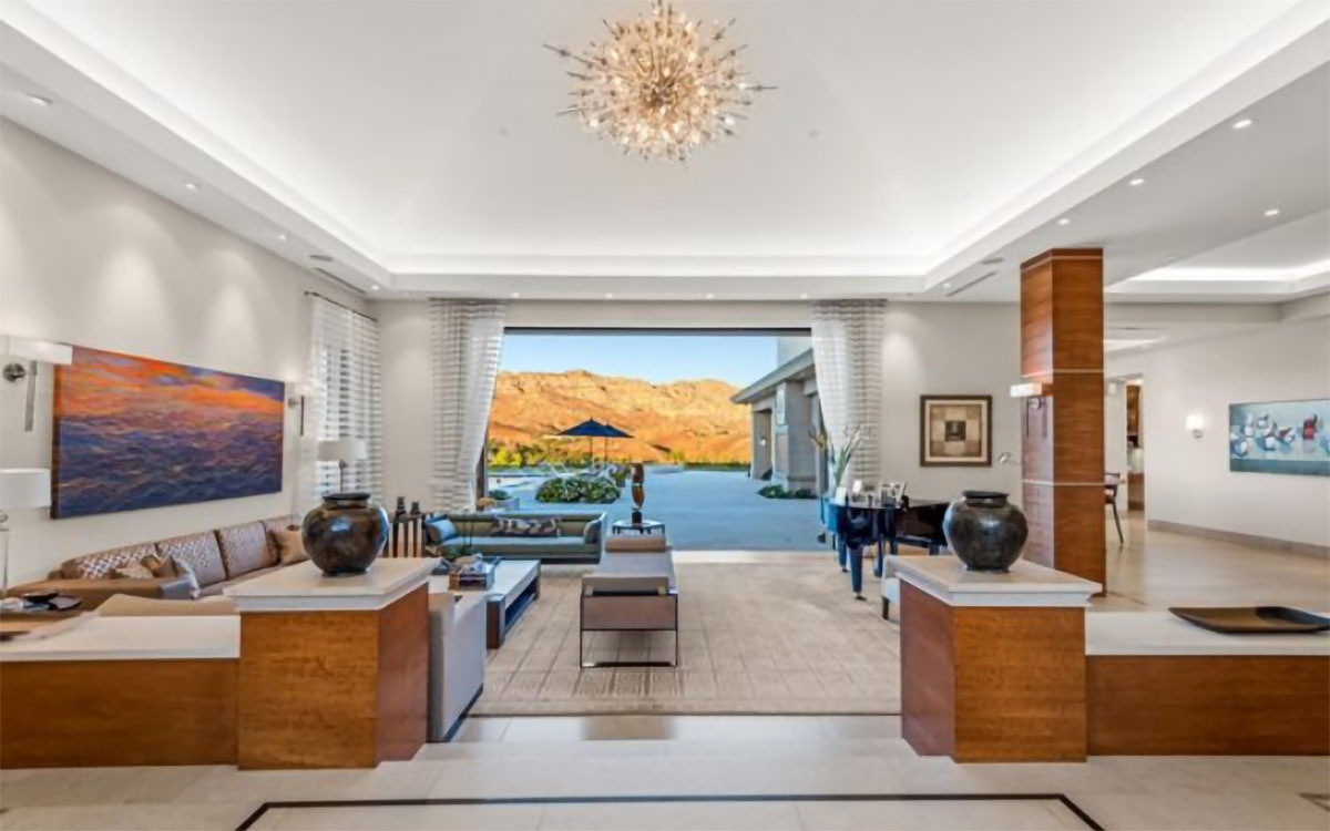 Phòng khách thoáng đãng, sáng sủa. Căn phòng này được thiết kế cởi mở để hài hoà với các không gian sân vườn.