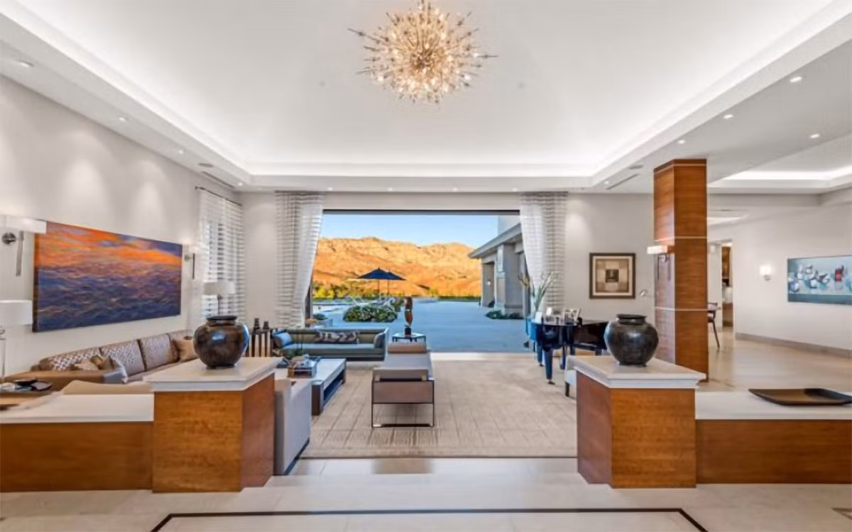 Phòng khách thoáng đãng, sáng sủa. Căn phòng này được thiết kế cởi mở để hài hoà với các không gian sân vườn.