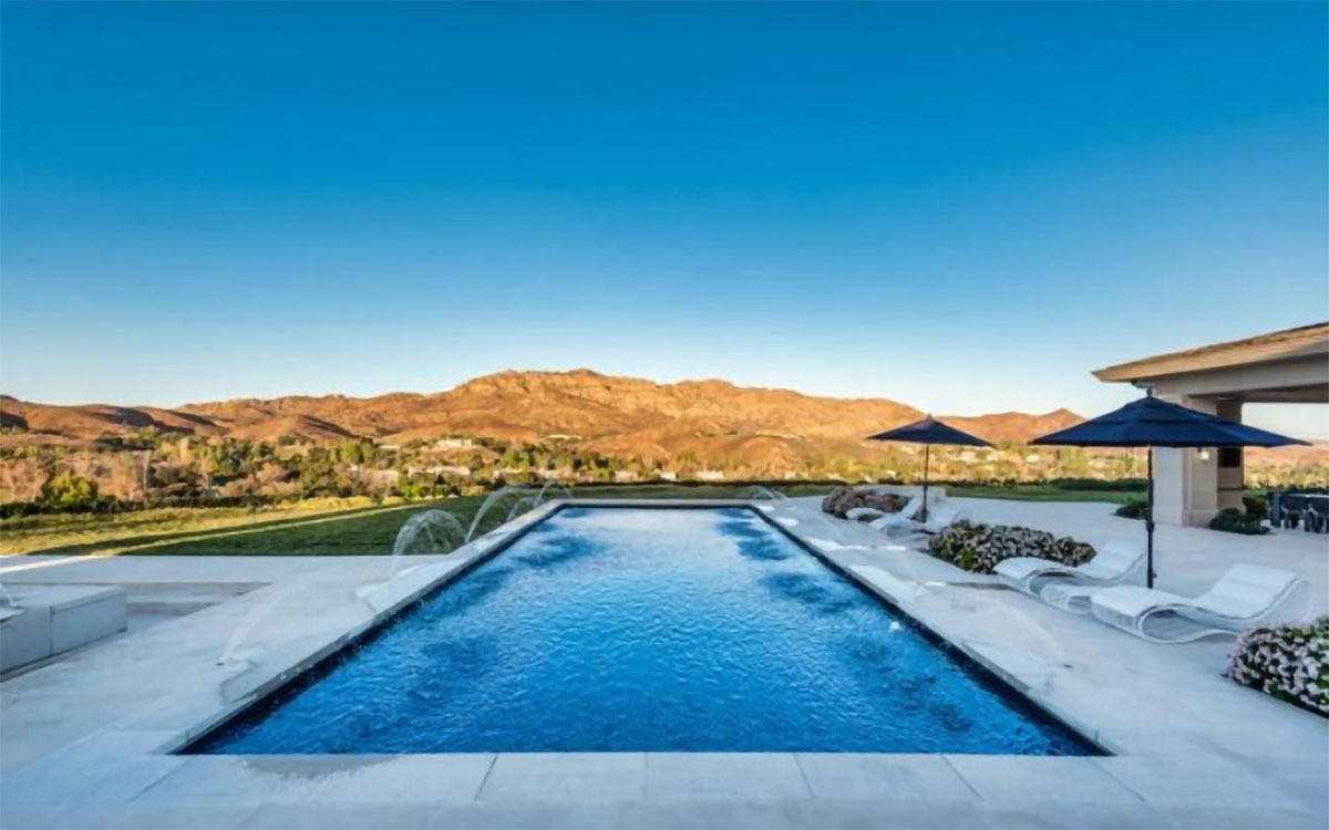 Hồ bơi ngoài trời là địa điểm lý tưởng để gia chủ vừa ngâm mình vừa ngắm nhìn cảnh sắc thiên nhiên.