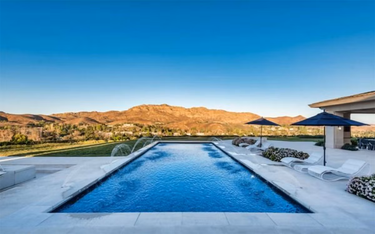 Hồ bơi ngoài trời là địa điểm lý tưởng để gia chủ vừa ngâm mình vừa ngắm nhìn cảnh sắc thiên nhiên.