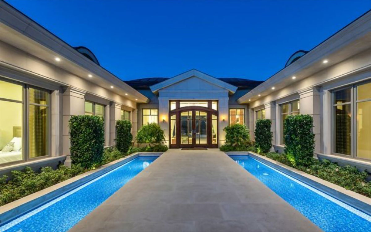 Căn biệt thự mang phong cách kiến trúc đương đại, có diện tích khoảng 930 m2 với 6 phòng ngủ và 7 phòng tắm.