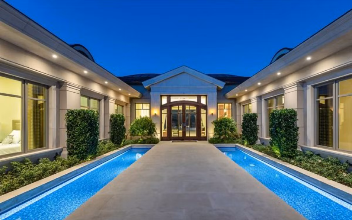 Căn biệt thự mang phong cách kiến trúc đương đại, có diện tích khoảng 930 m2 với 6 phòng ngủ và 7 phòng tắm.