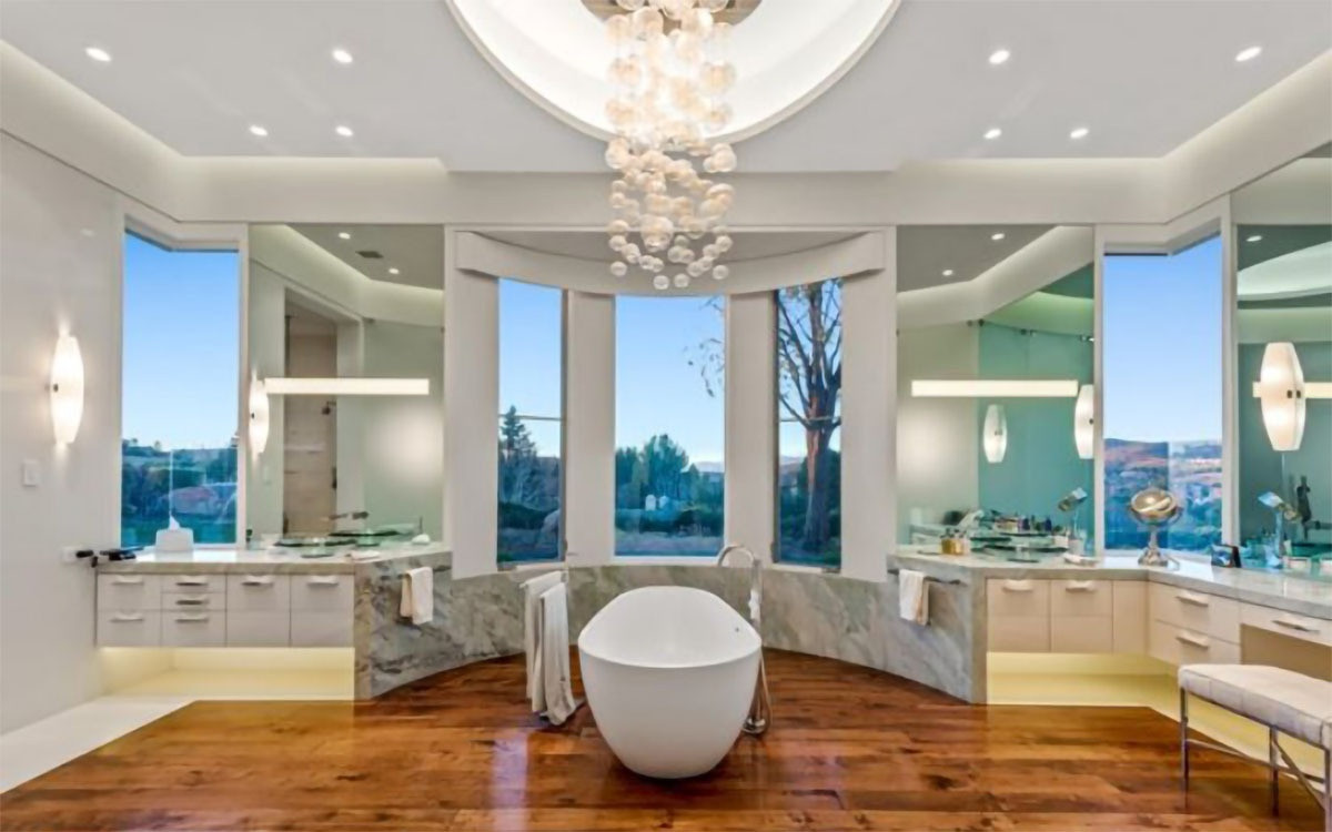 Phòng tắm chính rộng rãi, trang nhã, được trang bị đầy đủ tiện nghi hiện đại.