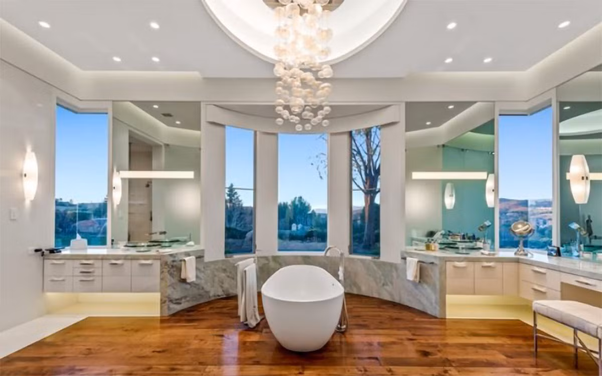 Phòng tắm chính rộng rãi, trang nhã, được trang bị đầy đủ tiện nghi hiện đại.