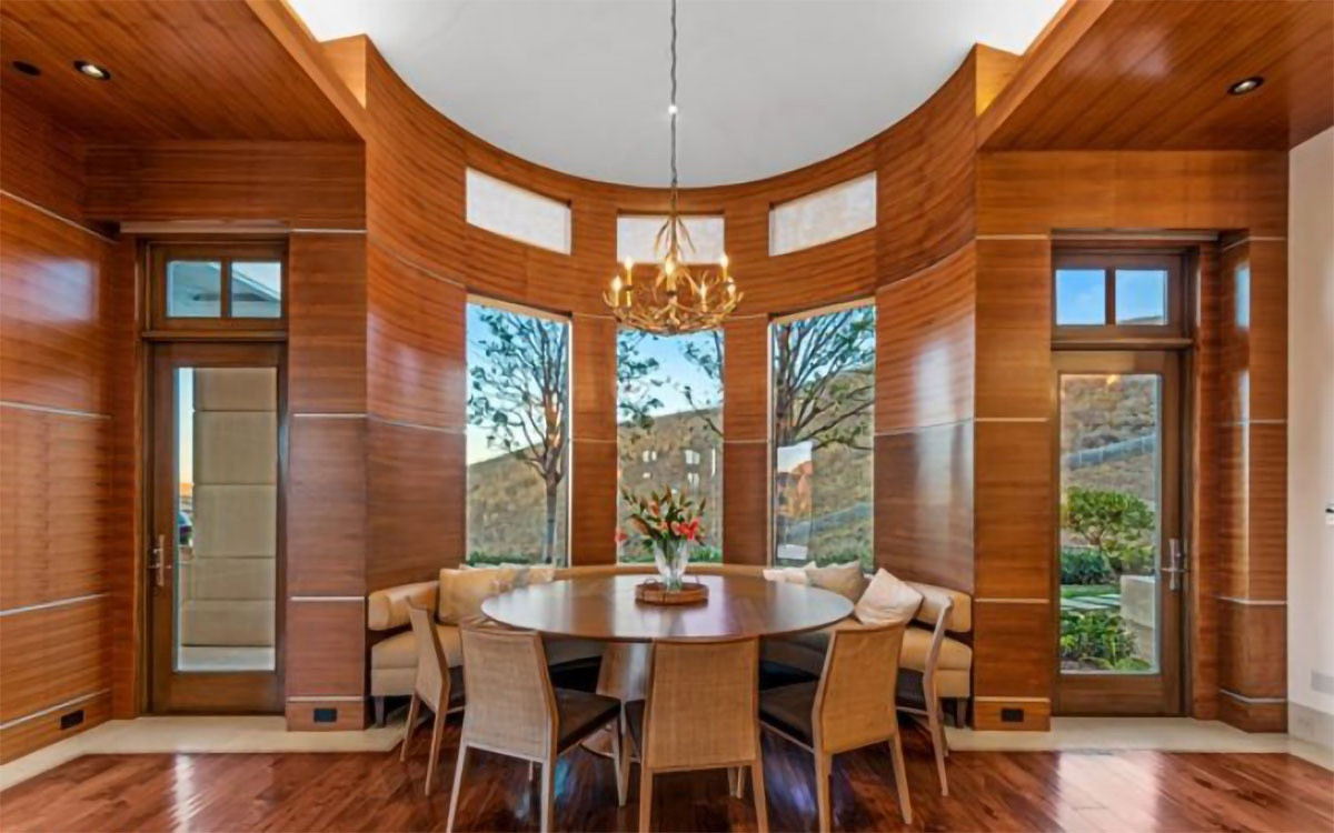 Không gian ăn uống nhỏ nhắn, gần gũi, được lát gỗ óc chó.