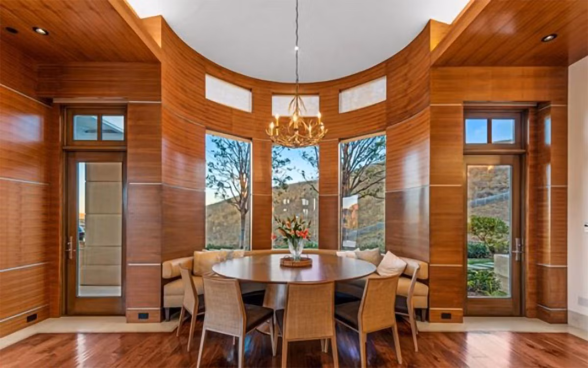 Không gian ăn uống nhỏ nhắn, gần gũi, được lát gỗ óc chó.