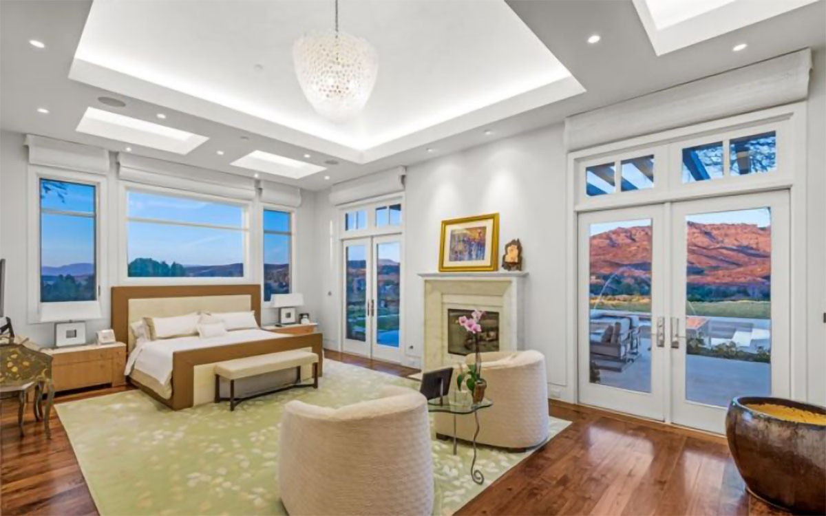 Phòng ngủ chính tràn ngập ánh sáng tự nhiên, nổi bật với sàn gỗ cứng và chiếc lò sưởi mang phong cách cổ điển. Căn phòng này được tích hợp với khu vực tiếp khách, phòng tắm, và phòng chứa quần áo.