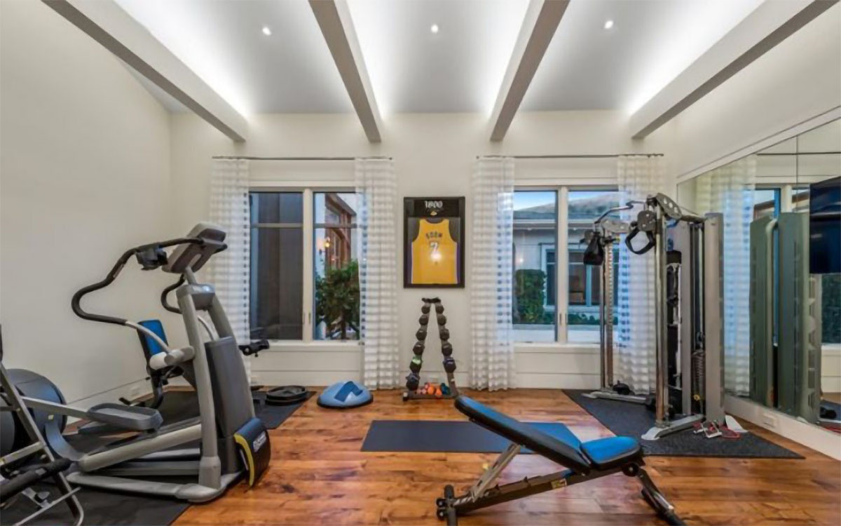 Các tiện ích nổi bật của ngôi nhà này có thể kể đến quầy bar, thư viện, và phòng tập thể dục.