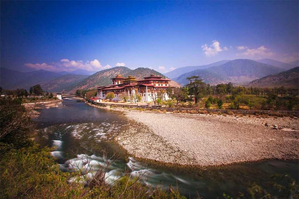 Lễ hội Tsechu phổ biến ở mọi vùng của Bhutan, chủ yếu là múa mặt nạ để xua đuổi tà ma và mang lại hòa bình.