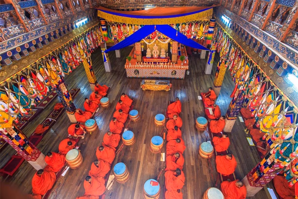 br/> Trang phục truyền thống của Bhutan. Khung cảnh như trong thần thoại với anh đào cổ thụ, những cô gái mặc trang phục truyền thống Kira. Các chàng trai lịch lãm trong set đồ GHO.