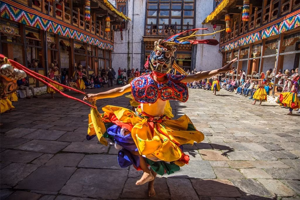 br/> Phật giáo Himalaya là quốc giáo của Bhutan. Phật giáo tạo nên bản sắc riêng cho văn hóa, lối sống và cách thức cai trị đất nước Bhutan. Họ thường cầu nguyện 3 lần một ngày: buổi sáng trước khi đi làm hoặc đi học, buổi chiều sau khi kết thúc công việc và buổi tối trước khi đi ngủ. Không giống như một số quốc gia châu Á, lời cầu nguyện của họ không phải cầu xin sự an toàn cho bản thân mà cầu xin hòa bình cho chúng sinh, nhân loại.