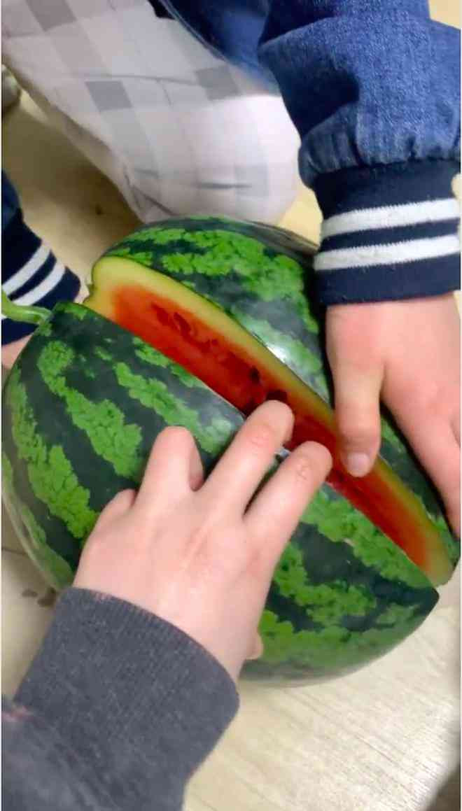 Cô gái có màn bổ dưa hấu cười ra nước mắt Co gai co man bo dua hau cuoi ra nuoc mat