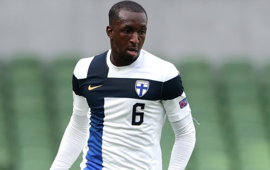  Phần Lan (sân nhà): Áo đấu chính của tuyển Phần Lan được thiết kế đơn giản nhưng bắt mắt. Một họa tiết lớn tương tự chiếc thánh giá màu xanh đậm và nhạt dần khi xuống phần lai áo. Mẫu thiết kế này mang niềm tự hào của đội tuyển đến từ Bắc Âu.