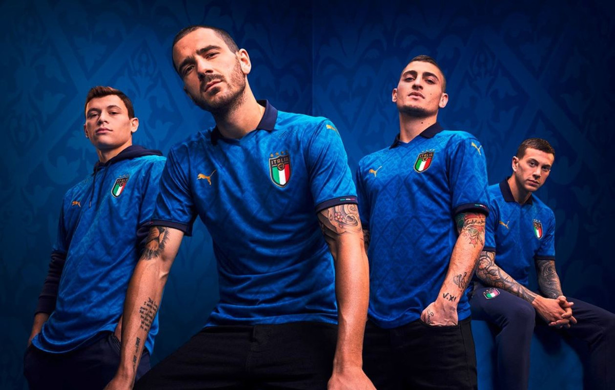  Italy (sân nhà): Áo đấu sân nhà của Italy được thiết kế dựa trên nguồn cảm hứng từ thời kỳ phục hưng. Trang phục thi đấu này mang hàm ý sự tái sinh của "Azzurri" cùng thế hệ cầu thủ mới.