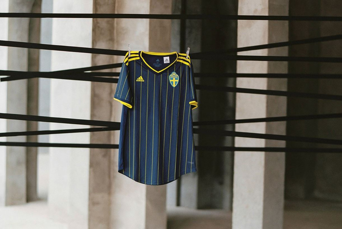  Thụy Điển (sân khách): Áo đấu sân khách của Victor Lindelof cùng đồng đội mang tông màu xanh chủ đạo cùng điểm nhấn là những sọc màu vàng chạy dọc thân áo, hai vai và ở tay. Đây là một trong những mẫu áo được trang Hyperbeast đánh giá cao tại kỳ Euro năm nay.