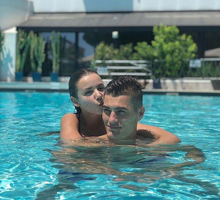 Người mẫu Hana Schick là vợ của Patrik Schick, tiền đạo hàng đầu của đội tuyển CH Czech. Cả hai kết hôn vào năm 2019 sau 5 năm yêu nhau. Đám cưới của đôi trẻ diễn ra trong một lâu đài cổ với hàng trăm bông hoa hồng trang trí. Một năm sau đó, cô con gái đầu lòng Victoria chào đời.