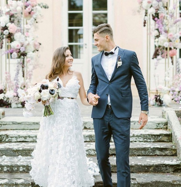 Hana hiếm khi vắng mặt trên khán đài mỗi khi chồng ra sân thi đấu. Tại vòng bảng Euro năm nay, cả 3 bàn của CH Czech tại vòng bảng đều được ghi bởi Patrik Schick. Cú dứt điểm từ cự ly hơn 45 m vào lưới Scotland đưa chân sút sinh năm 1996 vào lịch sử các kỳ Euro.