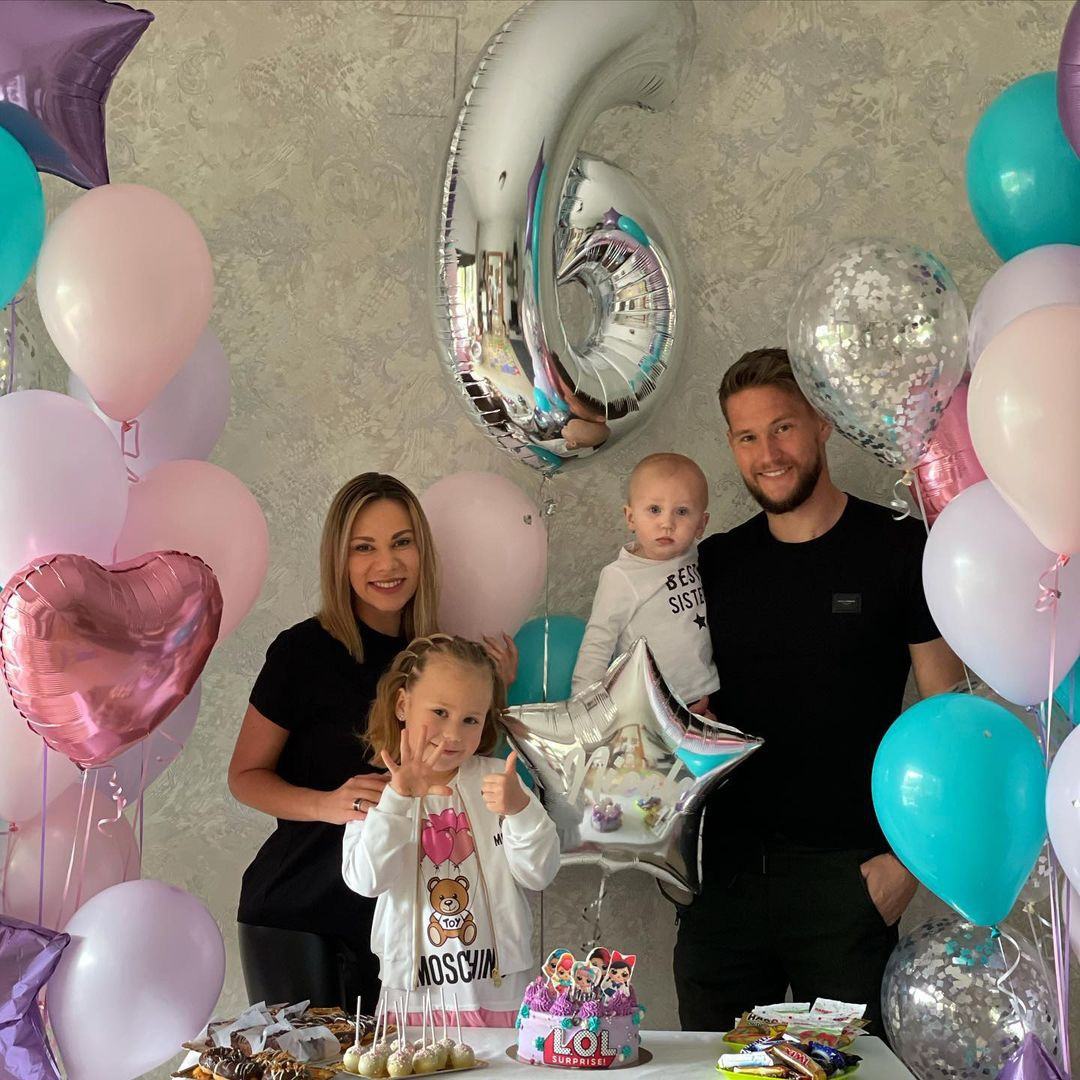  Martina Vaclik kết hôn với thủ môn Tomas Vaclik vào năm 2015. Cả hai hẹn hò vào năm cuối trung học. "Cô ấy chỉ mới 17 tuổi khi chúng tôi quen nhau, còn khi đó tôi đã biết cô ấy là tình yêu cuối cùng của đời mình", người gác đền của tuyển CH Czech chia sẻ.