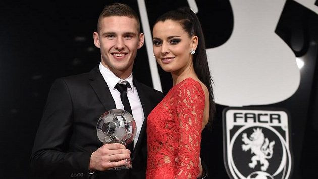 Nàng WAG nổi tiếng trong danh sách bạn gái, vợ của đội tuyển CH Czech có thể kể đến cựu hoa hậu kiêm phóng viên truyền hình Tereza Kaderabkova. Cô kết hôn với cầu thủ Pavel Kaderabek vào năm 2017 và sinh được 2 cô con gái, Ema và Elva. Bà xã của Pavel có vẻ đẹp ngọt ngào và vóc dáng quyến rũ.