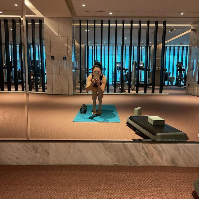 Truong Ba Chi khoe dang 