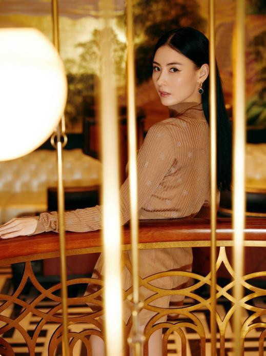 Truong Ba Chi khoe dang 