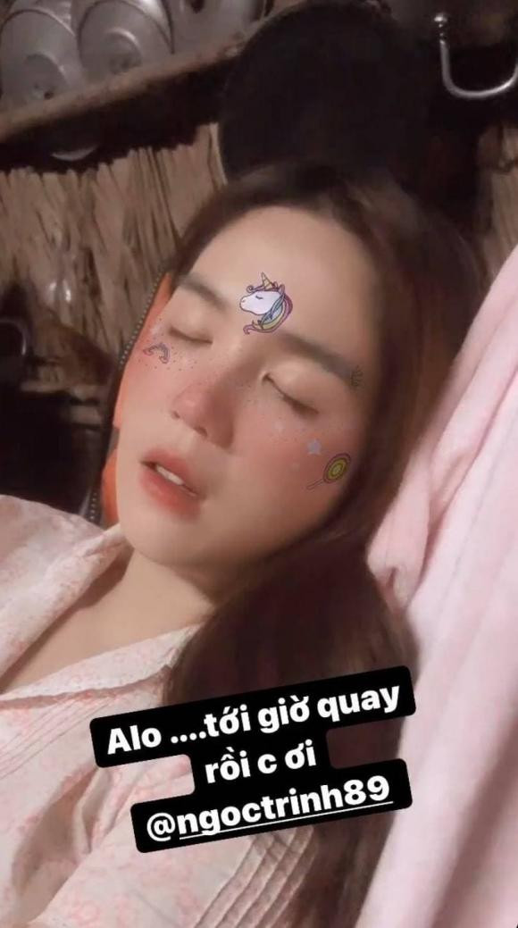 Ngoc Trinh bi tro ly tung clip quay len khi ngu