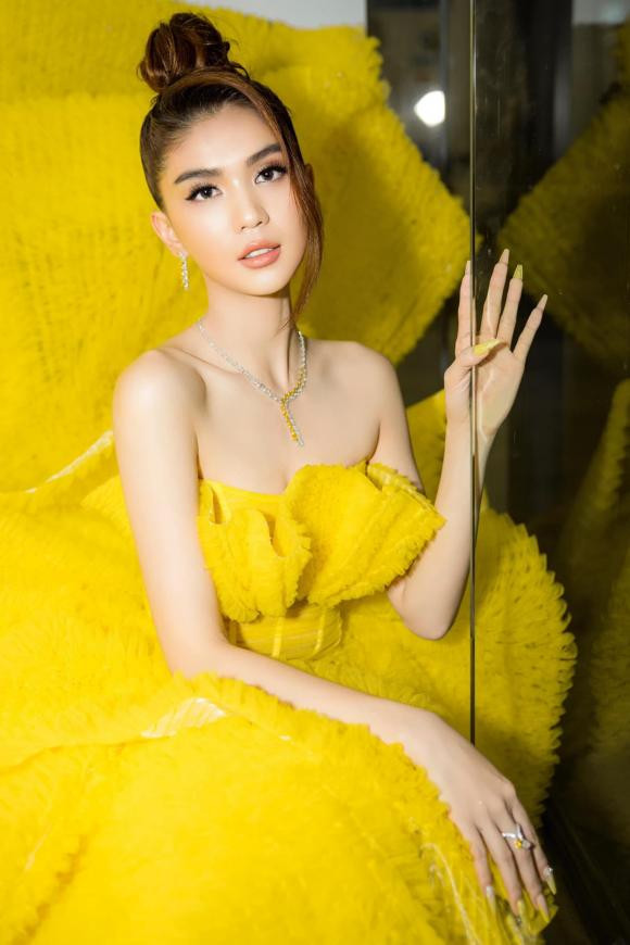 Ngoc Trinh bi tro ly tung clip quay len khi ngu-Hinh-3