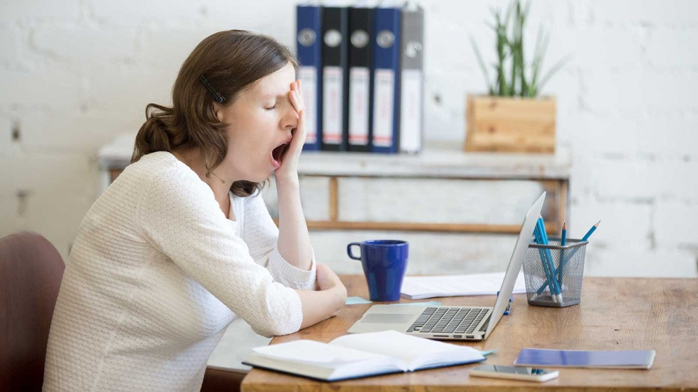  Mệt mỏi bất thường: Tình trạng này xảy ra khi cơ thể thiếu chất sắt cần thiết để tạo ra hemoglobin, loại protein giúp vận chuyển oxy đi khắp cơ thể. Không đủ hemoglobin khiến các mô và cơ thiếu oxy, dẫn đến sụt giảm năng lượng. Khi đó, tim phải làm việc nhiều hơn, khiến bạn mệt mỏi. Ảnh: Lifesavvy.