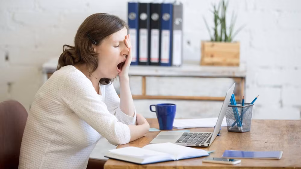  Mệt mỏi bất thường: Tình trạng này xảy ra khi cơ thể thiếu chất sắt cần thiết để tạo ra hemoglobin, loại protein giúp vận chuyển oxy đi khắp cơ thể. Không đủ hemoglobin khiến các mô và cơ thiếu oxy, dẫn đến sụt giảm năng lượng. Khi đó, tim phải làm việc nhiều hơn, khiến bạn mệt mỏi. Ảnh: Lifesavvy.