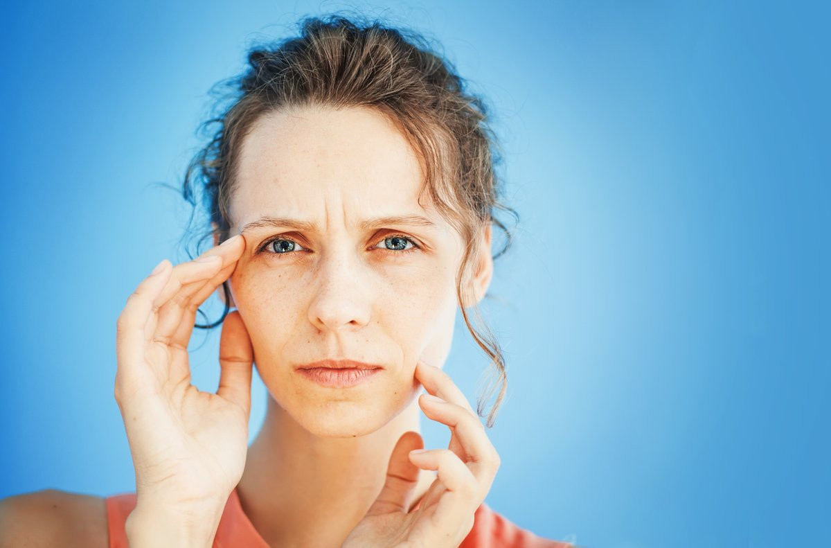  Làn da xanh xao: Theo Mayo Clinic, hemoglobin trong tế bào hồng cầu làm cho máu có màu đỏ. Vì vậy, nồng độ hemoglobin thấp do thiếu sắt khiến máu ít đỏ. Đó là lý do làn da mất đi màu sắc khỏe mạnh hoặc độ ấm ở những người bị thiếu sắt. Ảnh: Healthiguide.