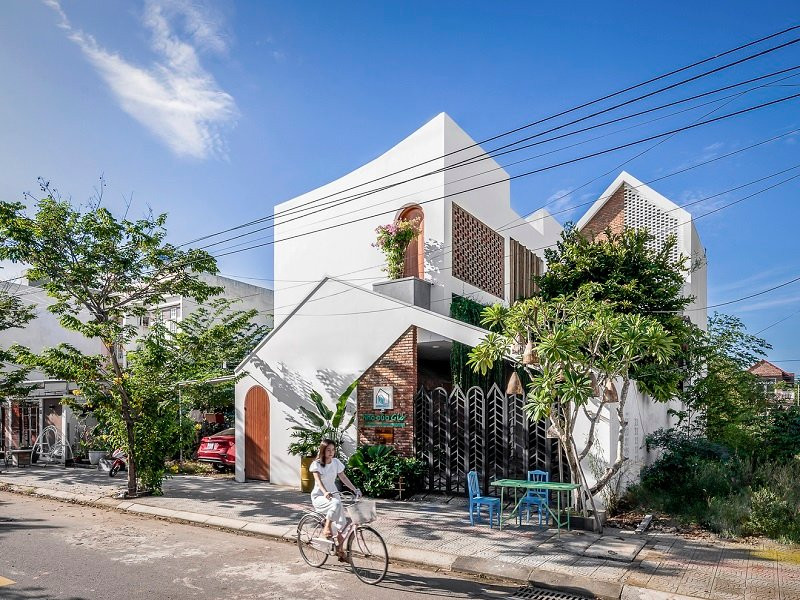 Mẫu nhà hiện đại, phá cách với nhiều đường nét phóng khoảng. Kết hợp trồng cây xanh ngay trong khuôn viên tạo bóng mát và không khí trong lành. Kiểu nhà này thích hợp xây dựng ở vùng ngoại ô, miền quê đất đai rộng rãi. 