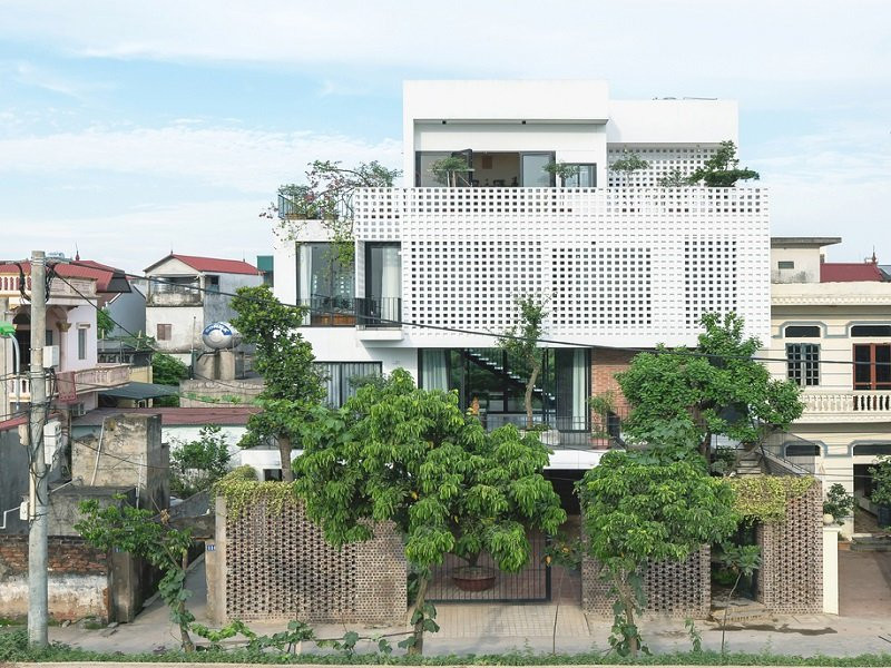 Mẫu nhà 3 tầng khang trang được nhiều người đánh giá cao về cả chất lượng lẫn hình thức. Màu trắng tạo sự sạch sẽ, sáng sủa cho ngôi nhà. 